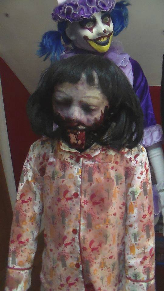 Felicity obléká zombie panenku do různých oblečků