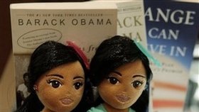 Obamovy dcery jako panenky