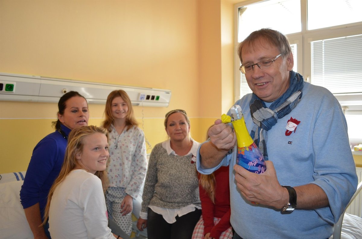 Šampaňské bouchl na dětském oddělení Josef Alois Náhlovský. Bylo samozřejmě nealkoholické.