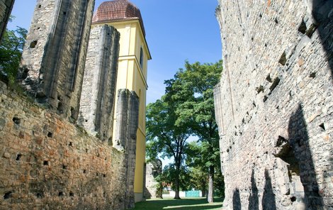 Nedokončený kostel a klášter klarisek v Panenském Týnci.
