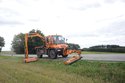 Unimog zvládá sekat krajnici a příkop zároveň. Předním ramenem lze sekat i pod svodidly.