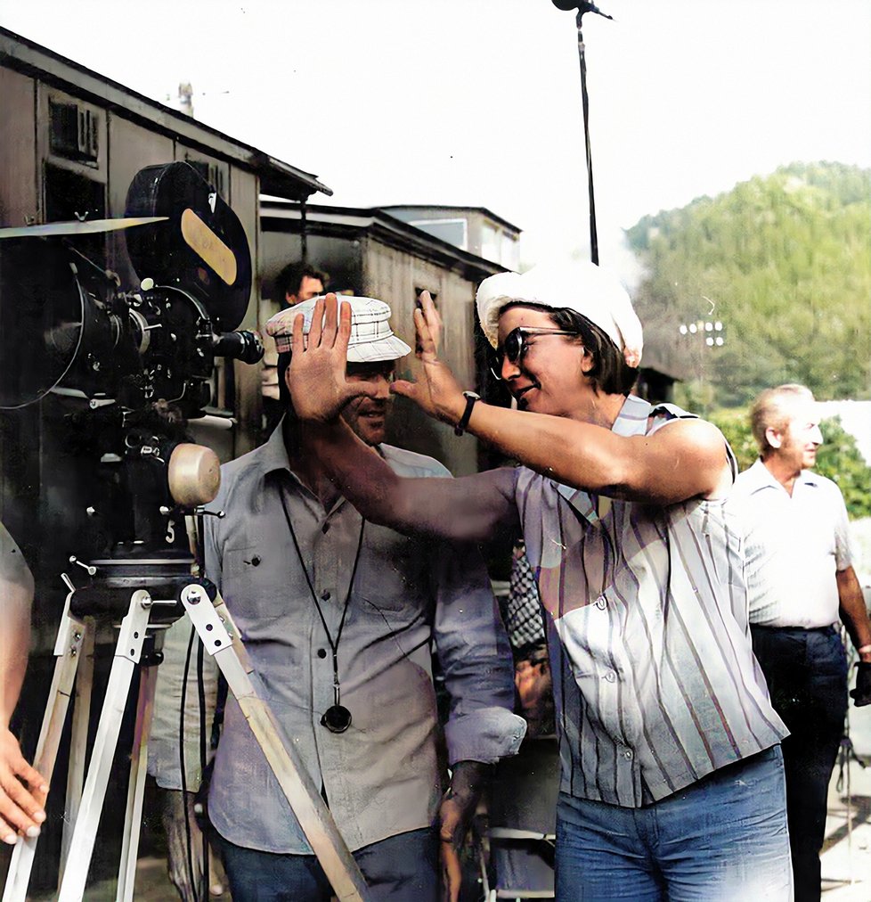 Režisérka Věra Plívová-Šimková během natáčení s kameramanem Emilem Sirotkem (†62).