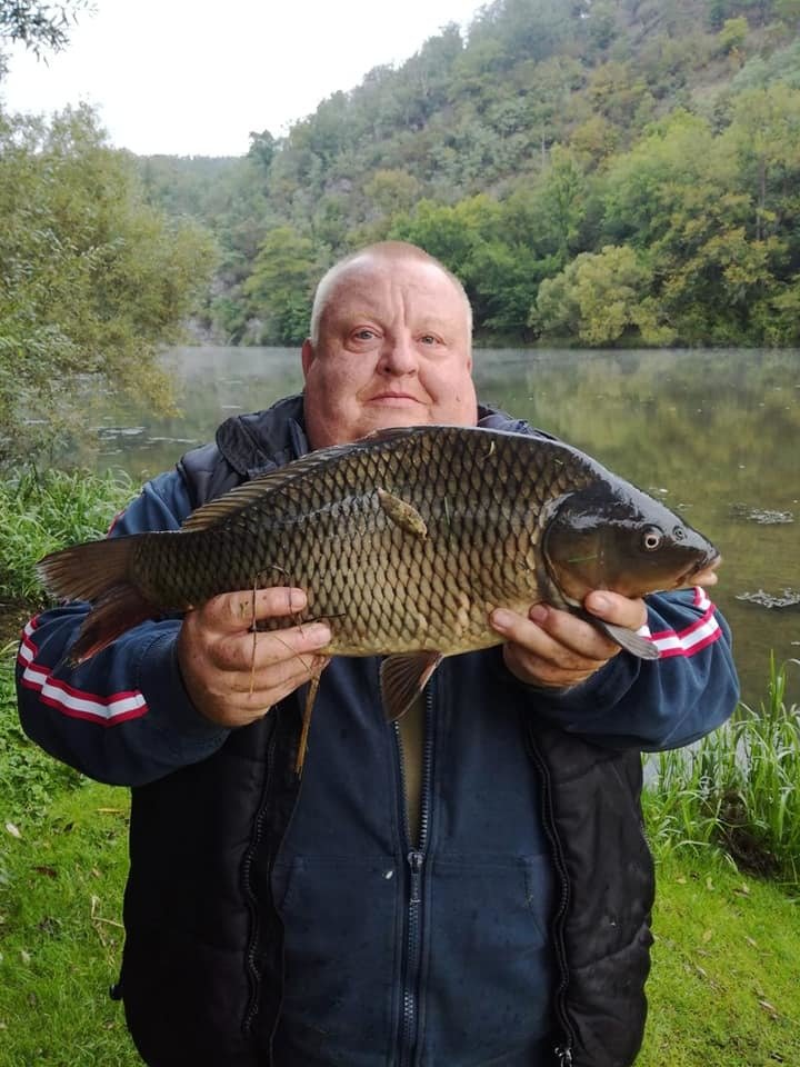 Dobráckého Štrůdla si zahrál Bohumil Luxík, dnes milovník piva a rybář, který na krátkou hereckou kariéru také nezapomněl.