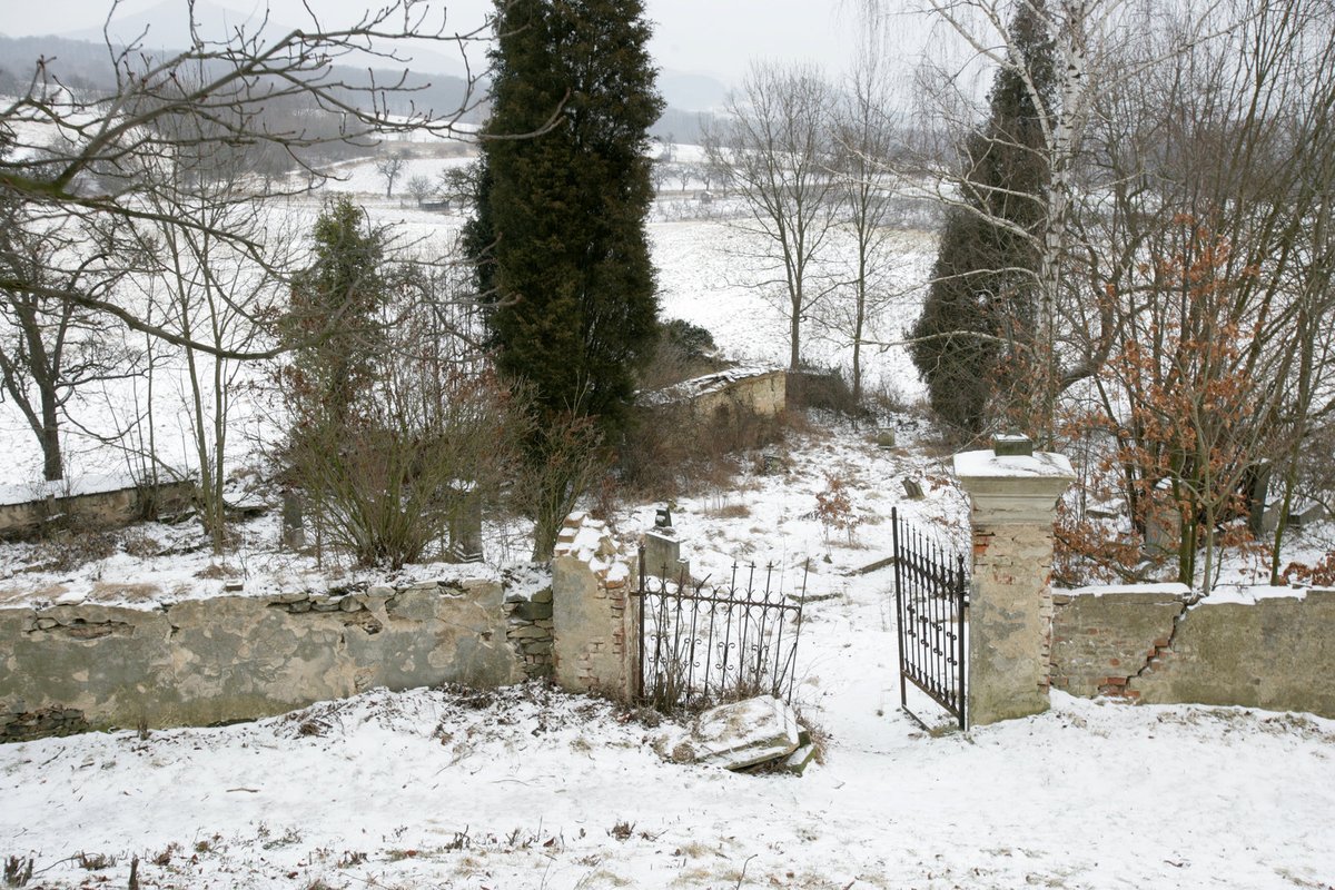 Hřbitov ve skutečnosti - Ze hřbitova je jedním slovem ruina. Na místě se nachází jen pár náhrobků, jinak nic. Jedná se o starý, zapomenutý hřbitov v obci Milešov u Lovosic.