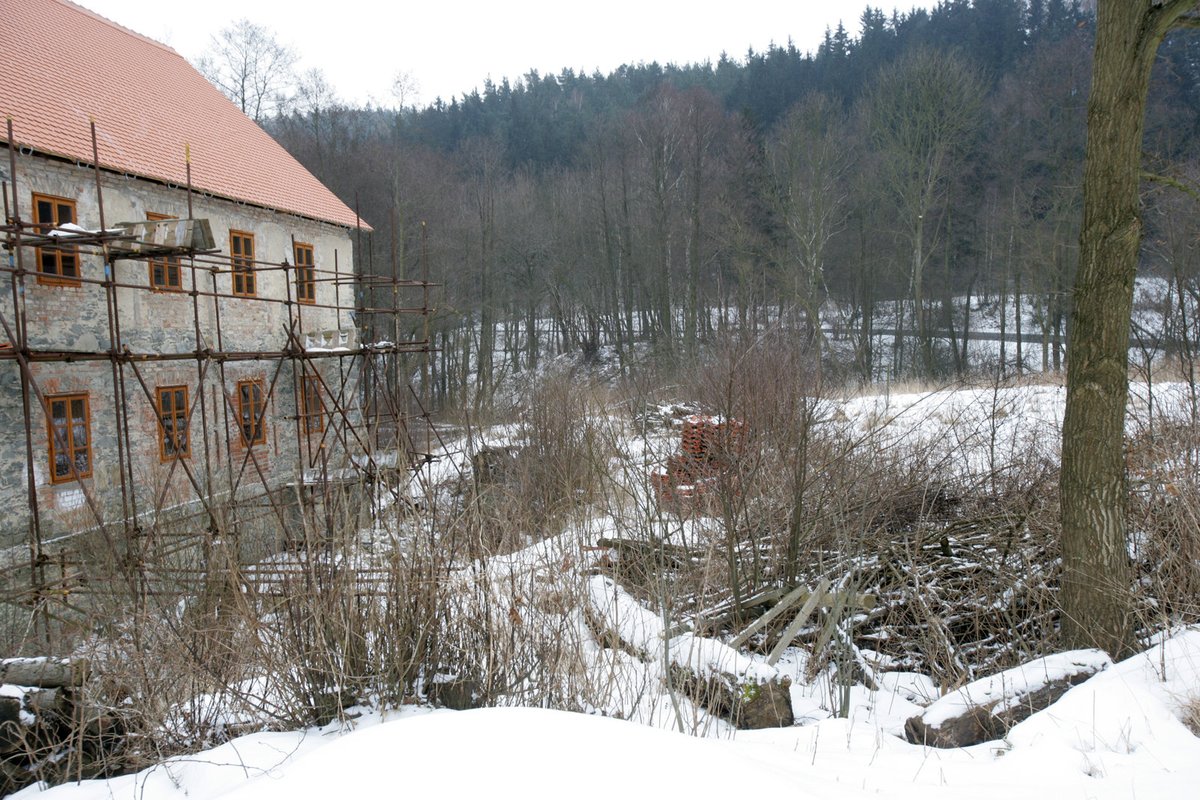 Přejezd ve skutečnosti - Poznali byste, že jde o stejné místo? Je to tak, přesně takhle dnes vypadá trať mezi zastávkou Hradec a Levín.