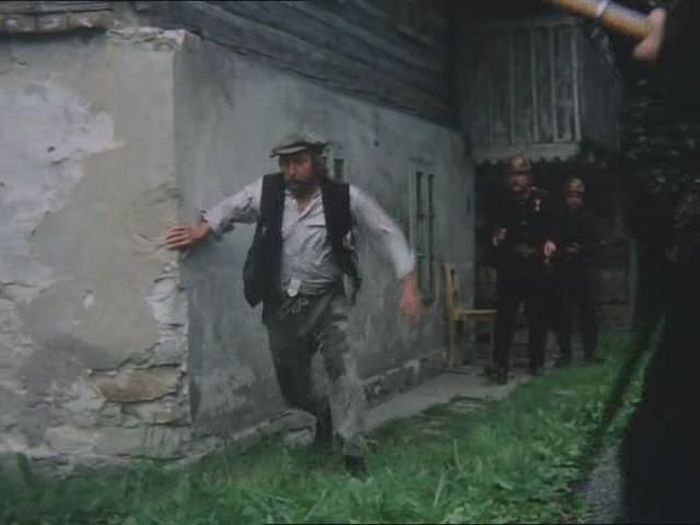 Chalupa ve filmu - Četníci právě nahánějí Pajdáka (Lubomír Kostelka), který nožem zabil svého komplice Petra (Jiří Lábus).