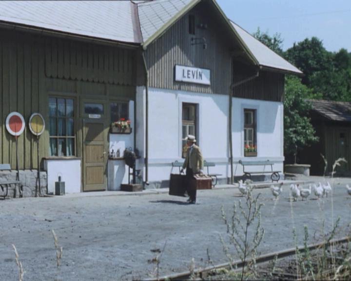 Nádraží ve filmu - Většina děje se odehrává na vlakovém nádraží v obci Levín. Tam u své tetičky Apoleny (Iva Janžurová) a strýce Václava (Karel Augusta) pobývá hlavní postava filmu Tomáš (Michael Dymek).