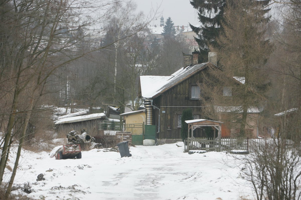 Nádraží ve skutečnosti - Nádražní budova již neexistuje, stejně jako samotná trať. Koleje byly vytrhány a na jejich místě rostou břízy. Stojí zde jen rodinný domek a okolo něj se nachází několik cedulí s nápisem: soukromý pozemek, vjezd zakázán.