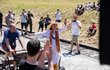 Magda Reifová přijela na drezíně a zazpívala si Neckářovu píseň, která provázela celý film. Magda Reifová přijela na drezíně a zazpívala si Neckářovu píseň, která provázela celý film.