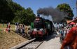 Hosty svážel na oslavy historický parní vlak. Hosty svážel na oslavy historický parní vlak.