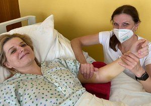Markéta (43) z Trutnova prožila po úrazu dva roky trápení s nehybnou levou rukou. Po operaci ve znojemské nemocnici už úspěšně rehabilituje.