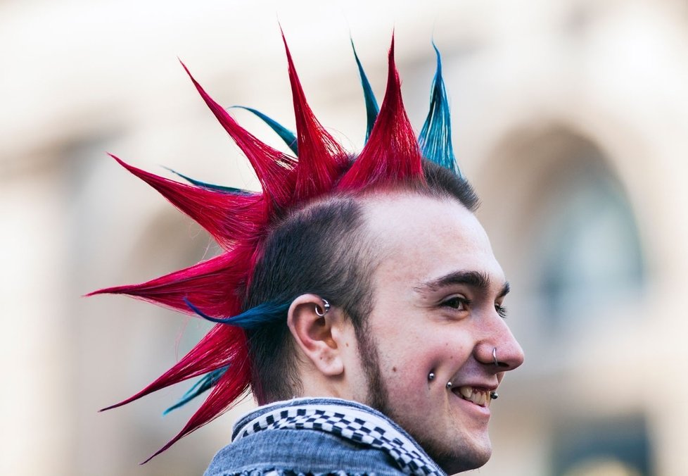 Mladý punker s pestrobarevným účesem.