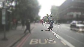 Polák táhl svou oběť pod kola přijíždějícího autobusu.