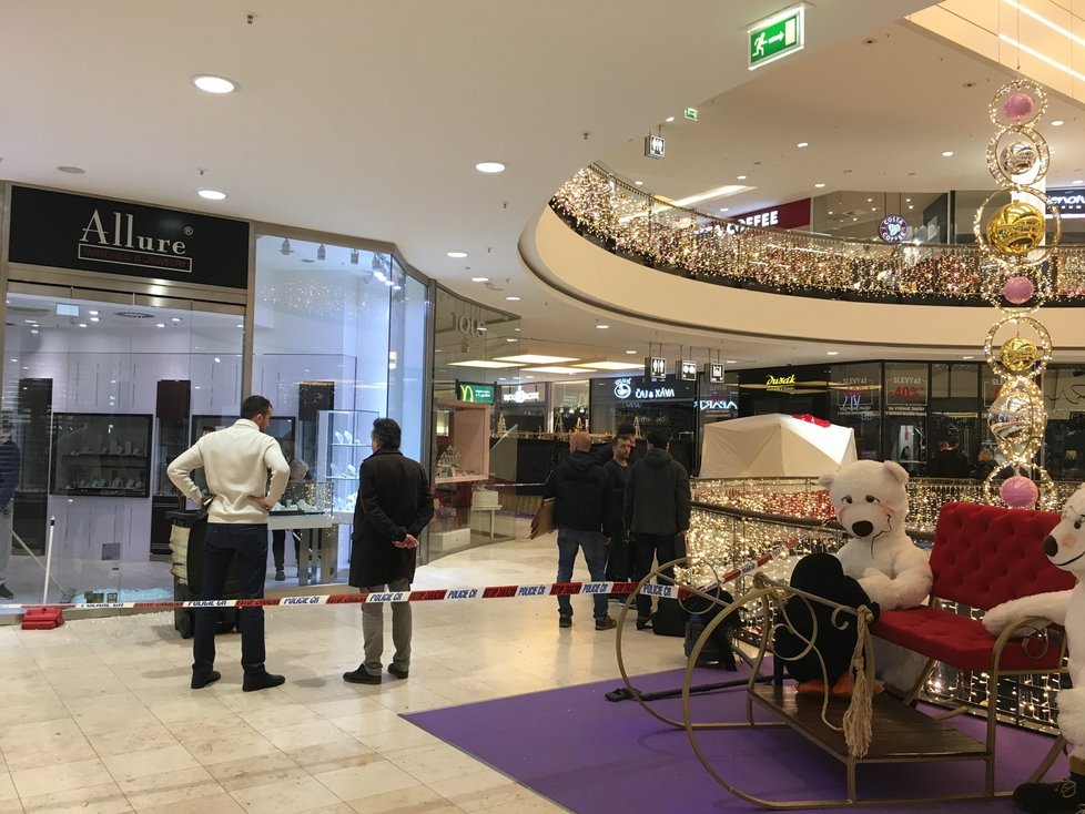 Do obchodů na Pankráci se vloupali maskovaní gauneři.