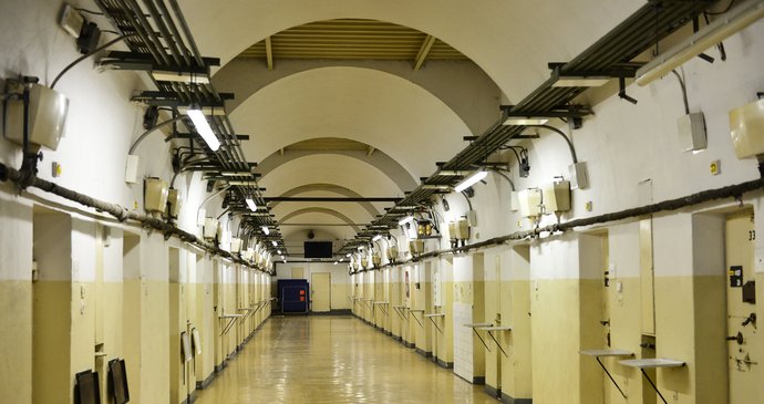 Útroby pankrácké věznice v Praze 4, sem dozorci chodí do práce.