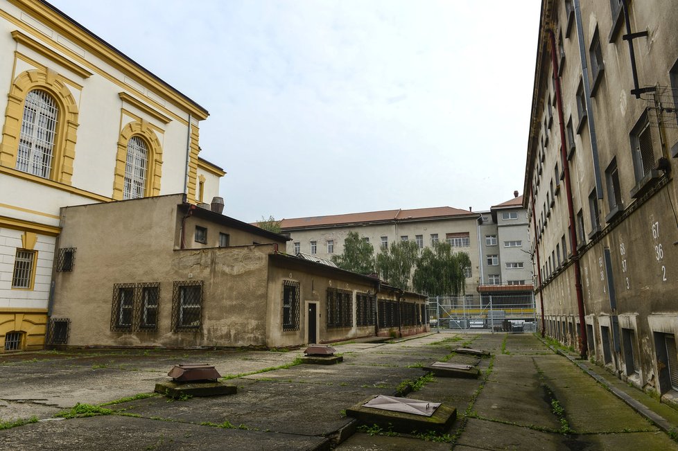 Útroby pankrácké věznice v Praze 4, sem dozorci chodí do práce.