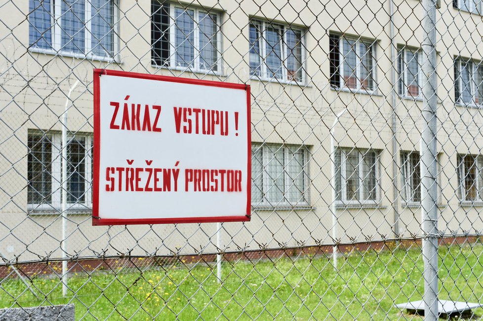 Útroby pankrácké věznice v Praze 4, sem dozorci chodí do práce.