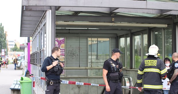 Na stanici metra Pankrác rozházel neznámý pachatel po sporu s dispečerkou bílý prášek.