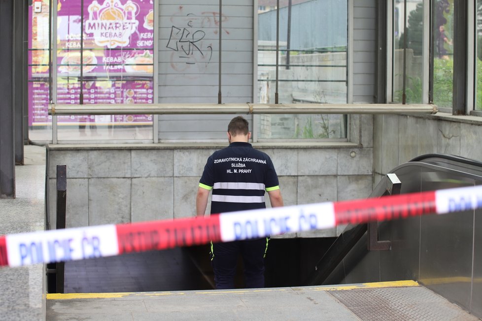 Na stanici metra Pankrác rozházel neznámý pachatel po sporu s dispečerkou bílý prášek.