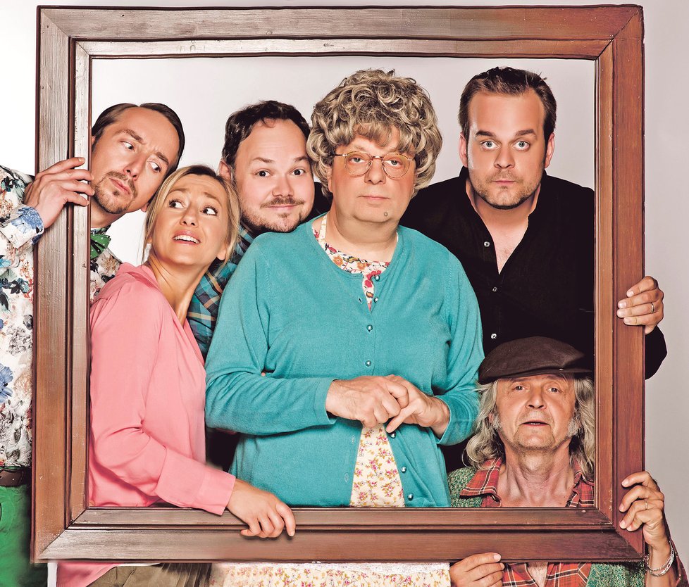 Svérázný humor na hraně sliboval sitcom PanMáma s Milanem Šteindlerem (56) v roli svérázné matrony a matky pěti dětí.