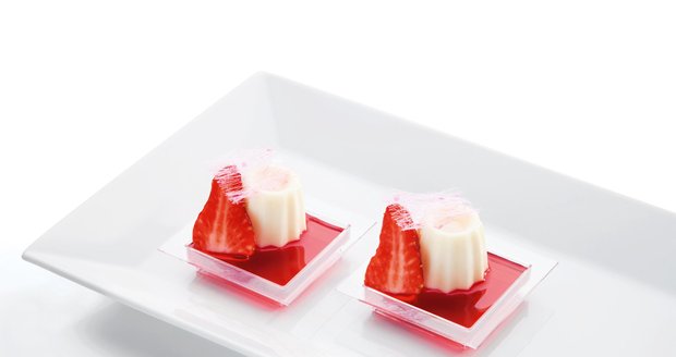 Jogurtovo-smetanová Panna cotta s jahodovým želé