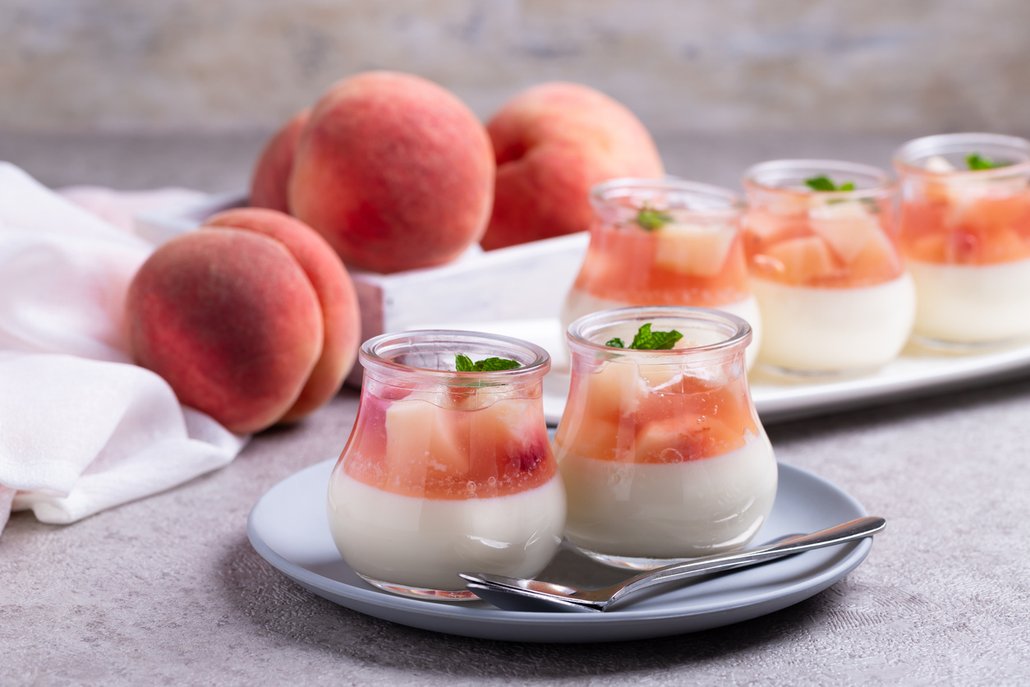 Panna cotta s růžovým želé z broskví