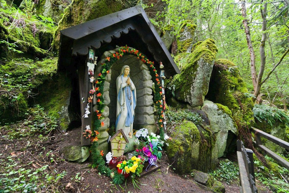 K poutnímu místu Panna Maria ve skále to máte z Konstantinových Lázní půl druhého kilometru lesem.