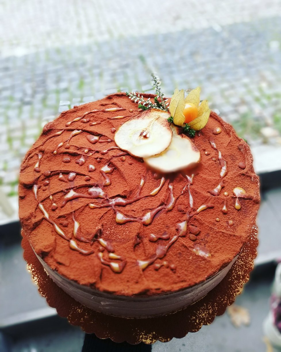 Kromě čokoládových kuliček a slaných karamelů se dnes Katka specializuje i na nejrůznější okázale zdobené dortíky.