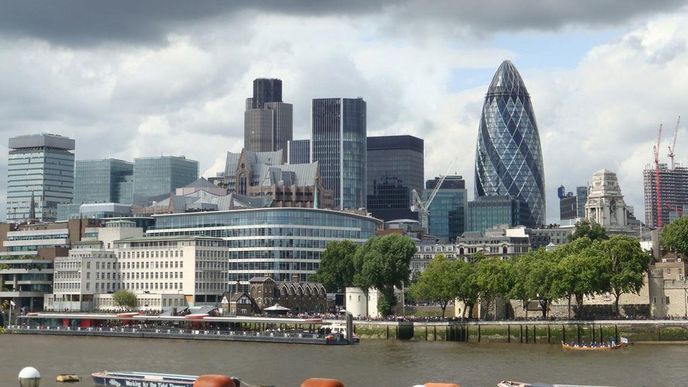 Panorama londýnské čtvrti City i s "Okurkou"