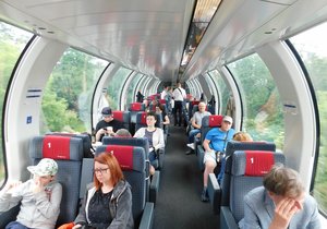Panoramatický vůz nabízí cestujícím zcela jiný pohled na krajinu, než na jaký byli v českých soupravách zvyklí.