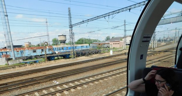Trať mezi Tišnovem a Novým Městem poškozuje vlaky: Do odvolání je nahradí autobusy