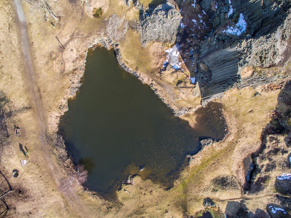 Národní přírodní památka Panská skála je geologická lokalita, na které se nacházejí kamenné varhany vzniklé sloupcovou odlučností čediče při tuhnutí magmatu, které bylo obnažené vlivem lidské těžební činnosti do současné podoby.