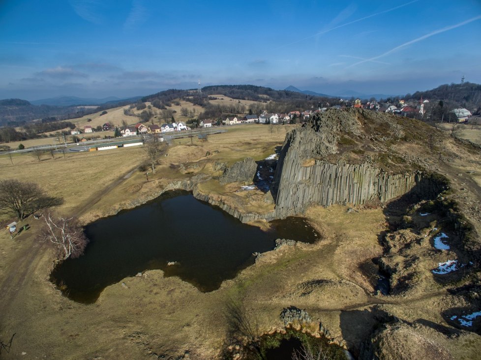 Národní přírodní památka Panská skála je geologická lokalita, na které se nacházejí kamenné varhany vzniklé sloupcovou odlučností čediče při tuhnutí magmatu, které bylo obnažené vlivem lidské těžební činnosti do současné podoby.