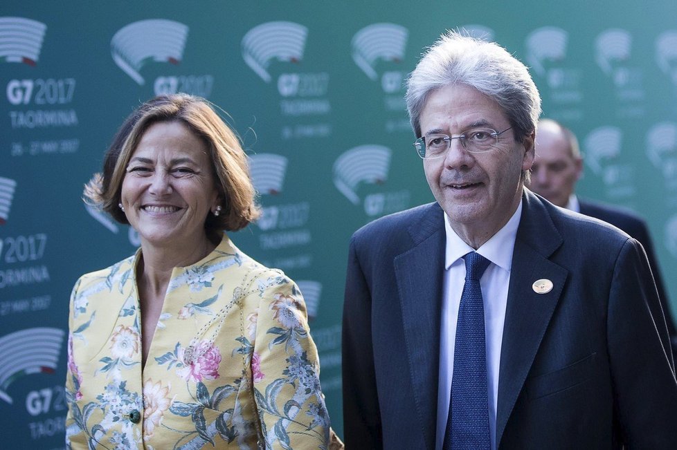 Italský premiér Paolo Gentiloni s manželkou Emanuelou