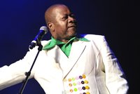 Zemřel legendární africký zpěvák Papa Wemba: Zkolaboval na pódiu