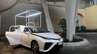 Svatý otec na vodíkovém stolci. Novým papamobilem je Toyota Mirai