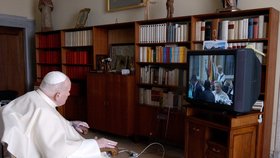 Zesnulý papež Jan Pavel II. sedí u televize ve svém papežském apartmánu
