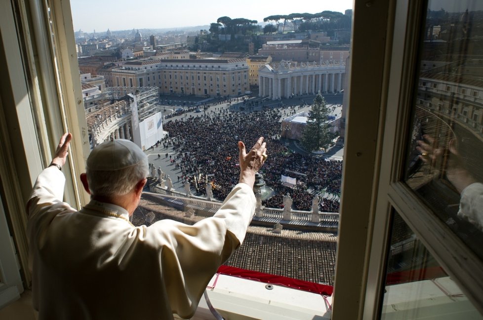 Benedikt XVI. vede nedělní modlitbu před lidmi, kteří dorazili na Svatopetrské náměstí ve Vatikáně. Teď tahle povinnost čeká na papeže Františka