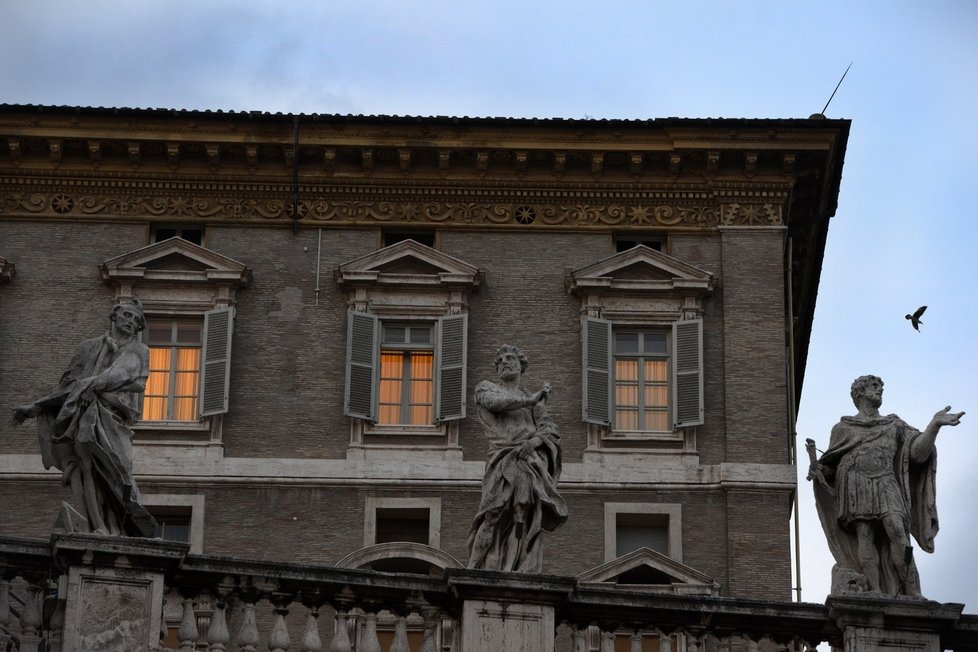Papežské apartmá se nachází v horním patře Apoštolského paláce v jednom z křídel stavby, která obepíná Svatopetrské náměstí