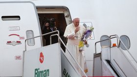 Papež před odletem z Bangladéše varoval před terorismem pomluv v projevu plném humoru.
