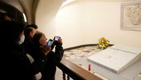 Hrobka zesnulého papeže Benedikta XVI. (8.1.2022)