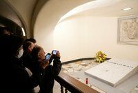 Smrt Benedikta XVI. (†95): Vatikán otevřel hrobku, kde je papež pohřben. Lidé stáli frontu