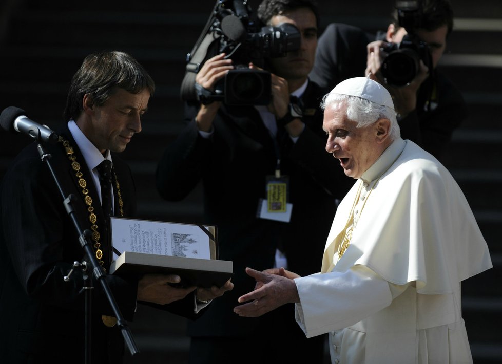 Papeže Benedikta XVI. přivítal na Malé Straně primátor Prahy Pavel Bém