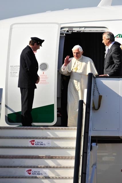Papež vystupuje z letadla