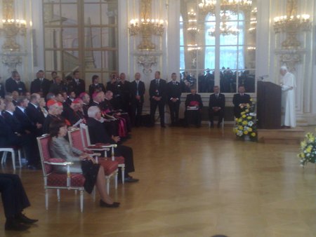 Václav Klaus si natočil křeslo zády ke své ženě Livii, aby lépe viděl na Benedikta XVI.
