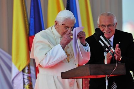 Papežově češtině tleskal i Václav Klaus