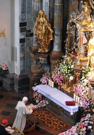 Papež Benedikt XVI. pronáší před Pražským Jezulátkem modlitbu v italštině