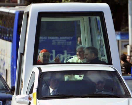 Papež Benedikt XVI. projížděl ulicemi Prahy v tzv. papamobilu