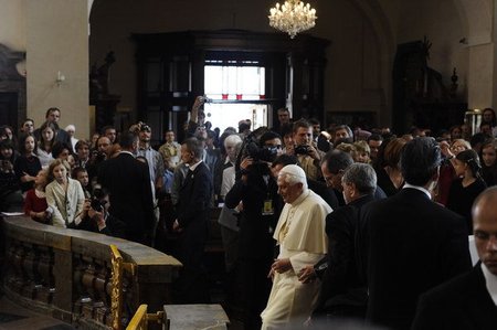 Papež Benedikt XVI. v kostele Panny Marie Vítězné