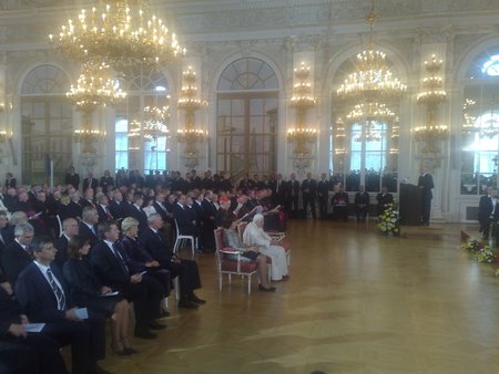 V čele sedí papež Benedikt XVI. Po levici má Václava Klause, po pravé ruce jeho choť Livii